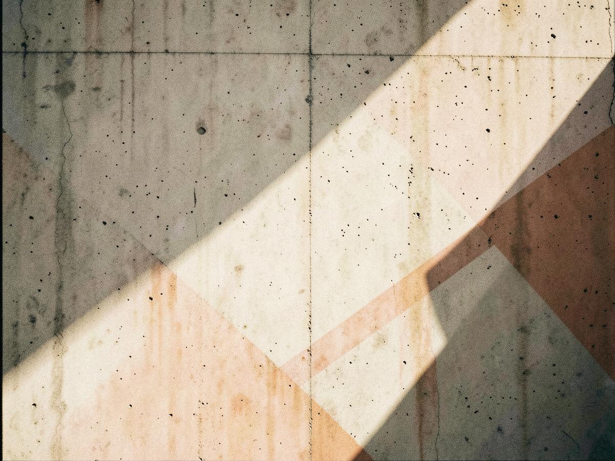 Muro de concreto con sombras angulares, textura industrial